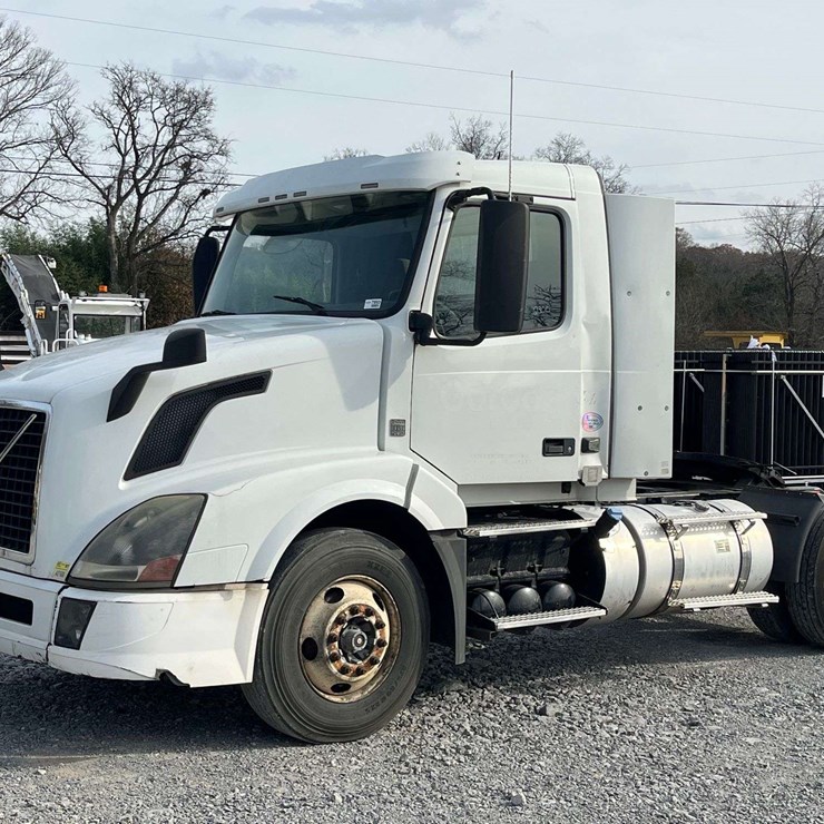 2016 VOLVO D11 S/A Truck Tractor