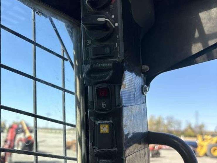 2012-new-holland-l225-image-16