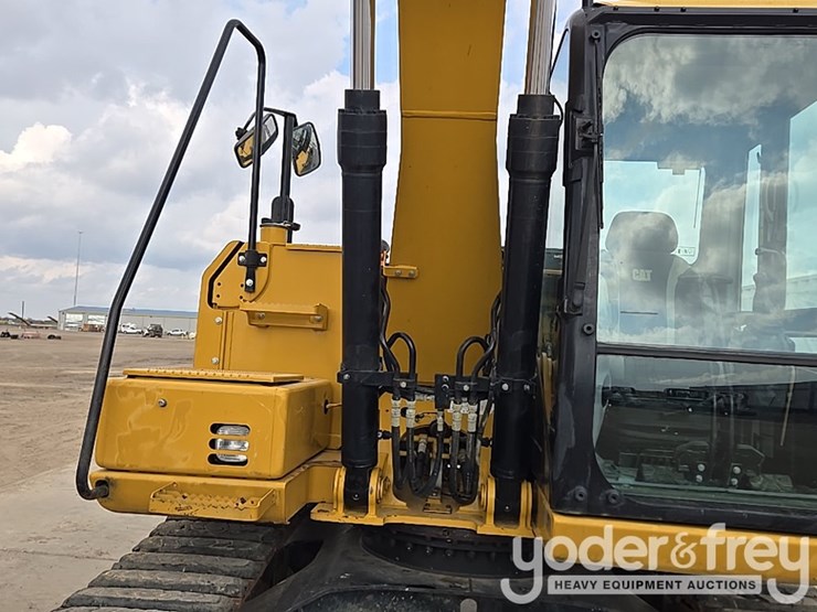 2016-caterpillar-312fgc-image-42