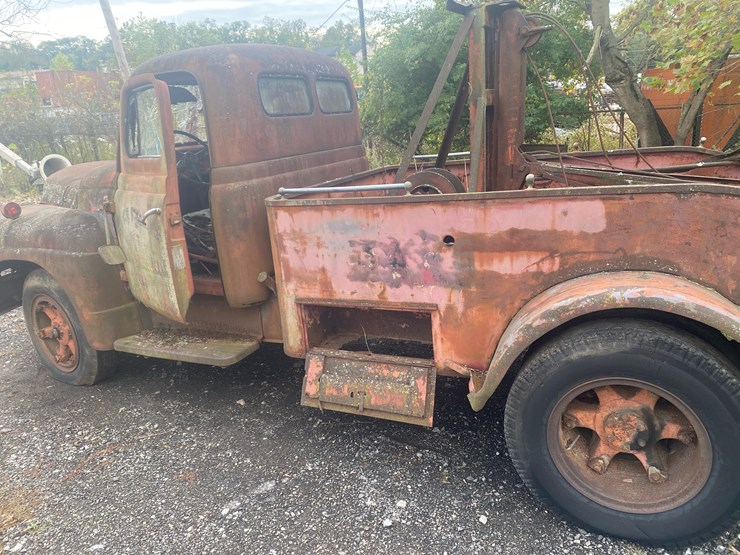 #70-•-1950's-international-wrecker-image-5