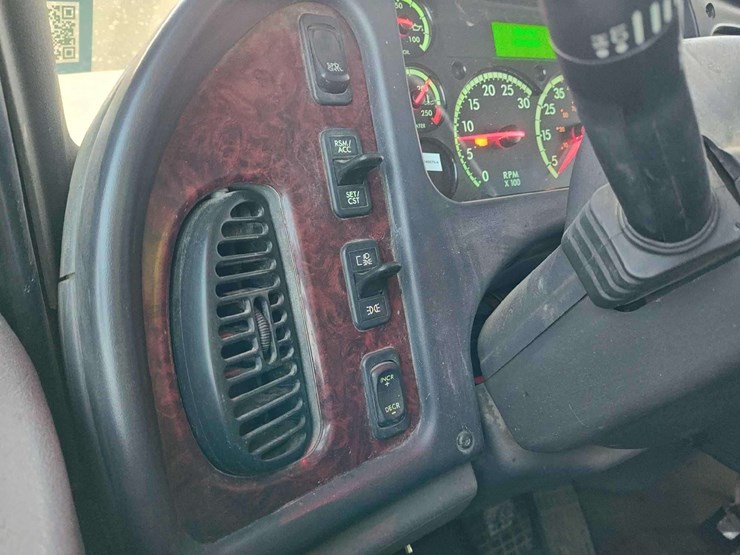 2014-freightliner-m2-106-image-60