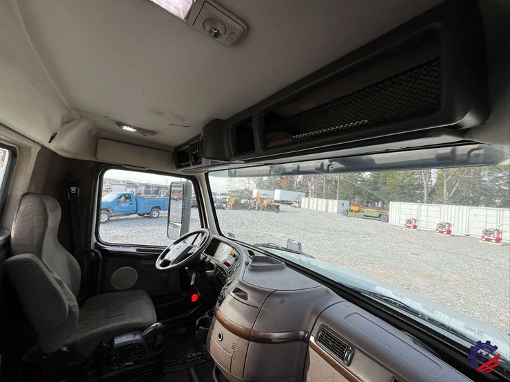 2016-volvo-d11-s/a-truck-tractor-image-52