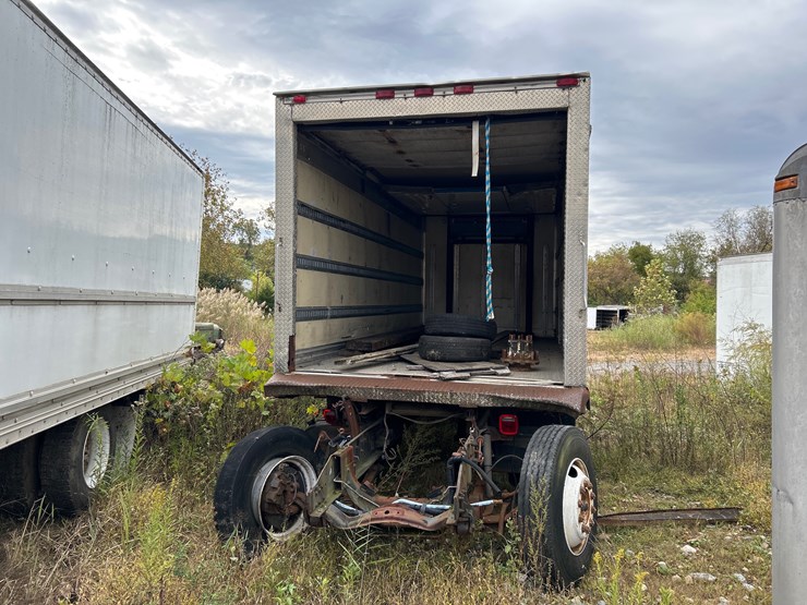 #73-•-17’-box-with-refer-unit-on-frame-image-4