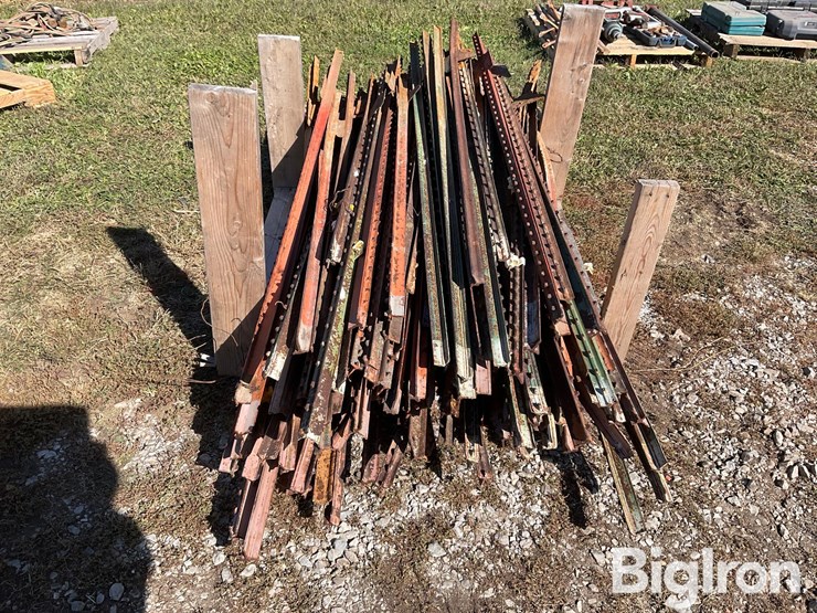 pallet-of-steel-fence-posts-image-4