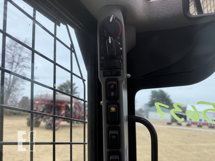 new-holland-l220-image-15