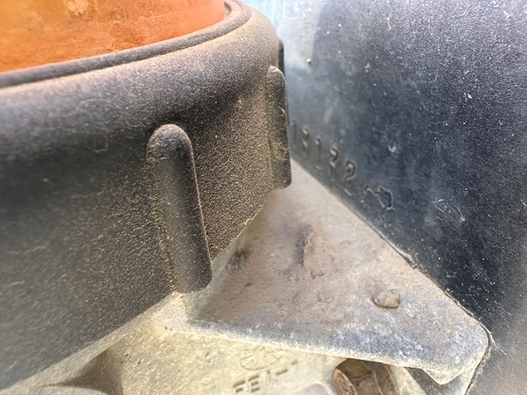 #33701-•-2011-mack-cxu-sleeper-truck-tractor-1m1aw09y4bm013132-image-87