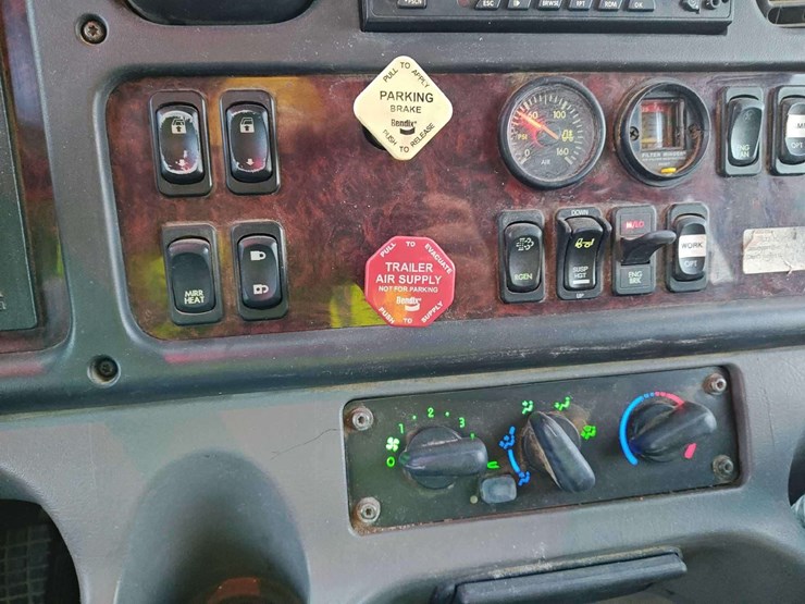 2014-freightliner-m2-106-image-57