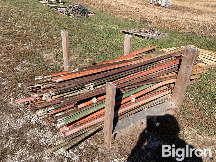 pallet-of-steel-fence-posts-image-3