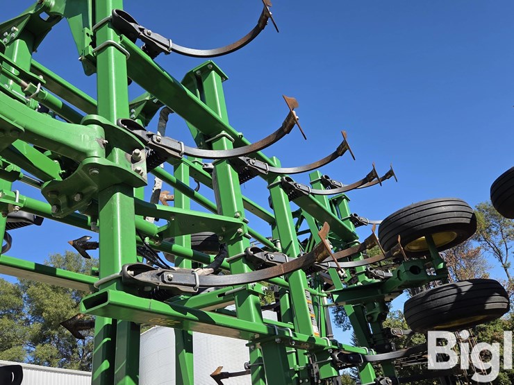 2014-john-deere-2210-image-17