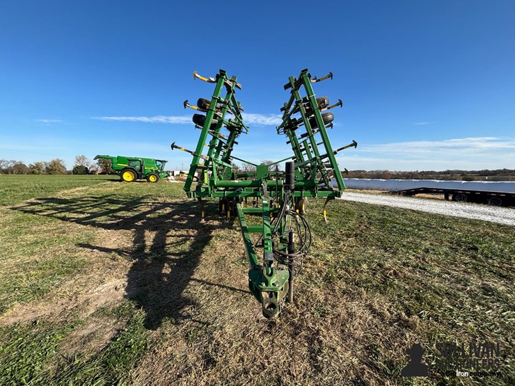 2005-john-deere-2210-image-2