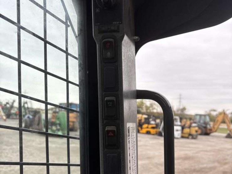 new-holland-l216-image-21