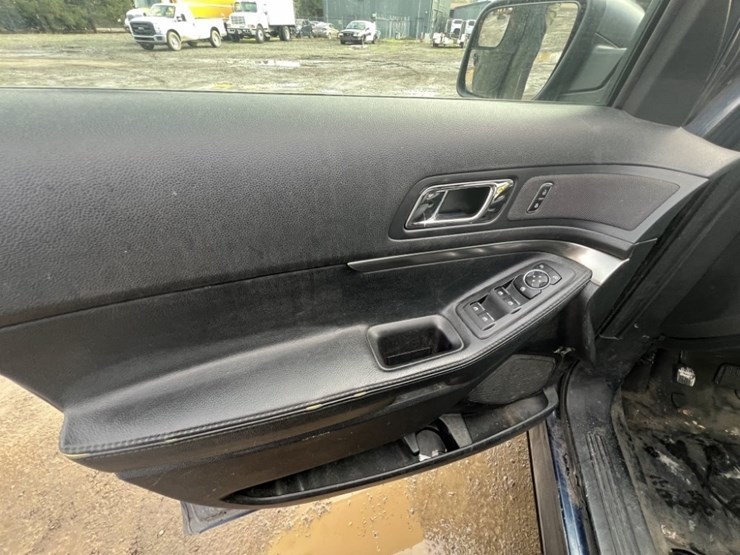 2017-ford-explorer-image-26