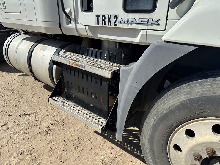 #33701-•-2011-mack-cxu-sleeper-truck-tractor-1m1aw09y4bm013132-image-45