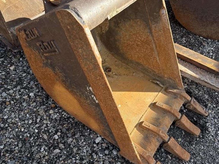 wain-roy-24in-tooth-bucket-for-backhoe-image-1