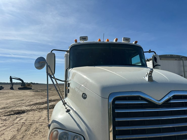 #33701-•-2011-mack-cxu-sleeper-truck-tractor-1m1aw09y4bm013132-image-41