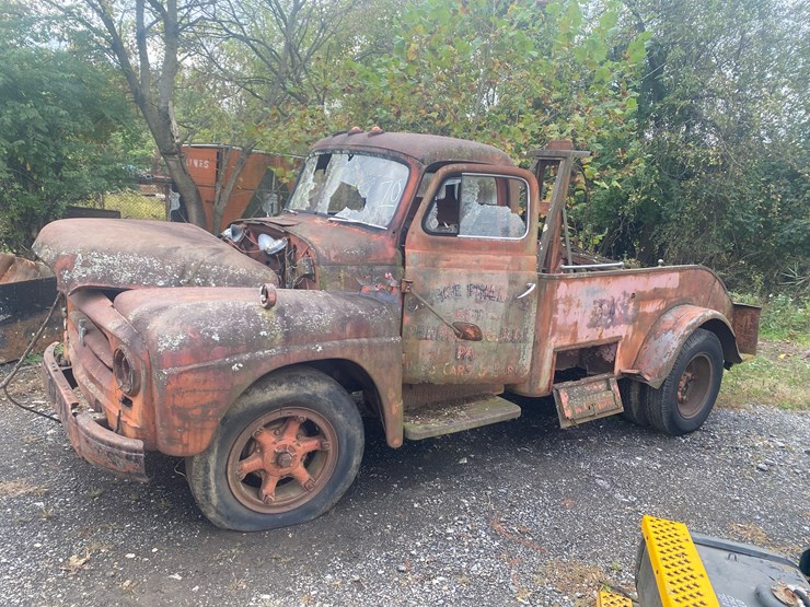 #70-•-1950's-international-wrecker-image-1