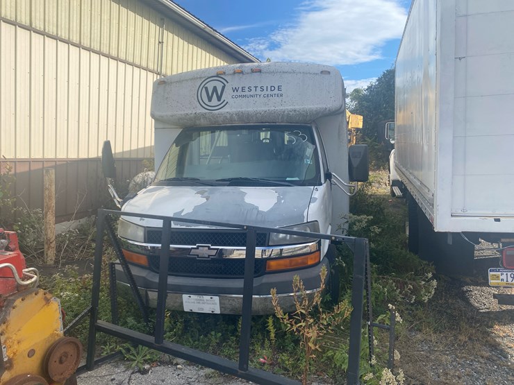 #53-•-2009-chevy-minibus-image-1