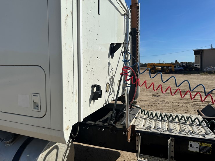 #33701-•-2011-mack-cxu-sleeper-truck-tractor-1m1aw09y4bm013132-image-32