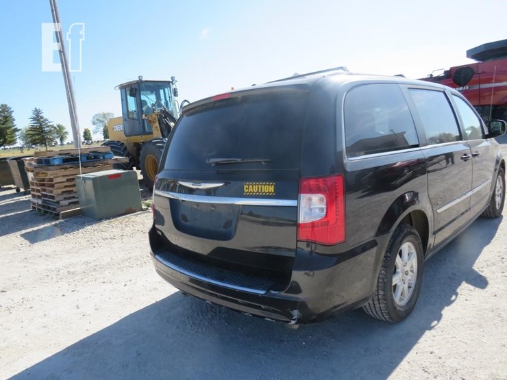 2012-chrysler-town-&-country-image-5