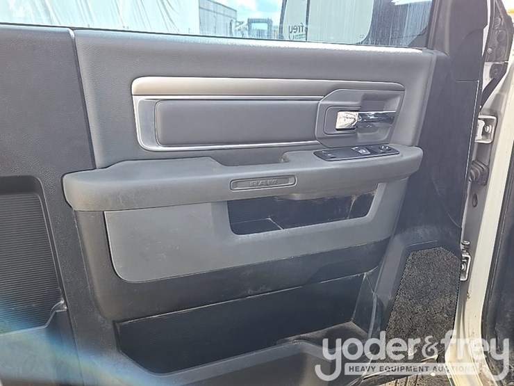 2014-dodge-service-truck-image-78