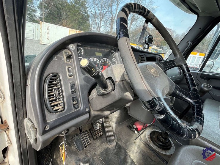 2005-freightliner-m2-business-class-s/a-water-truck-image-63