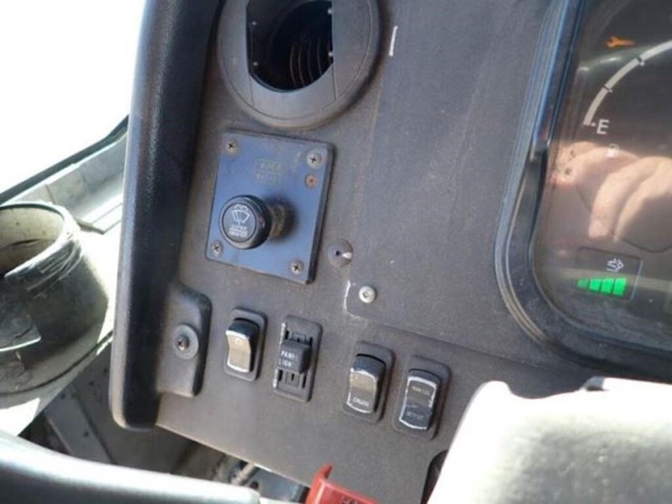 2012-freightliner-mt55-image-18