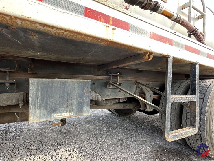 2005-freightliner-m2-business-class-s/a-water-truck-image-25