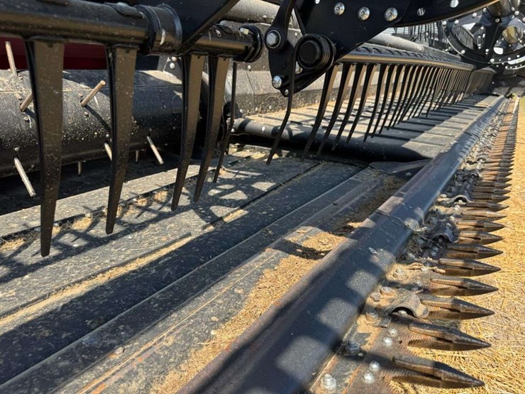 2021-macdon-fd1-40ft-flex-draper-head-image-5