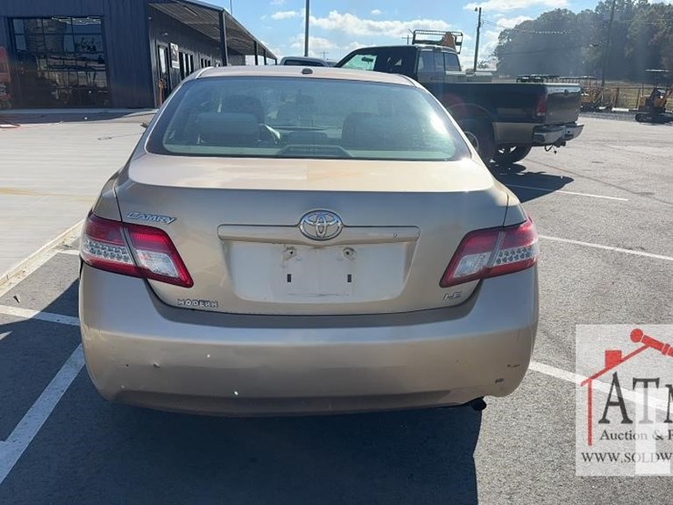 2010-toyota-camry-le-image-4