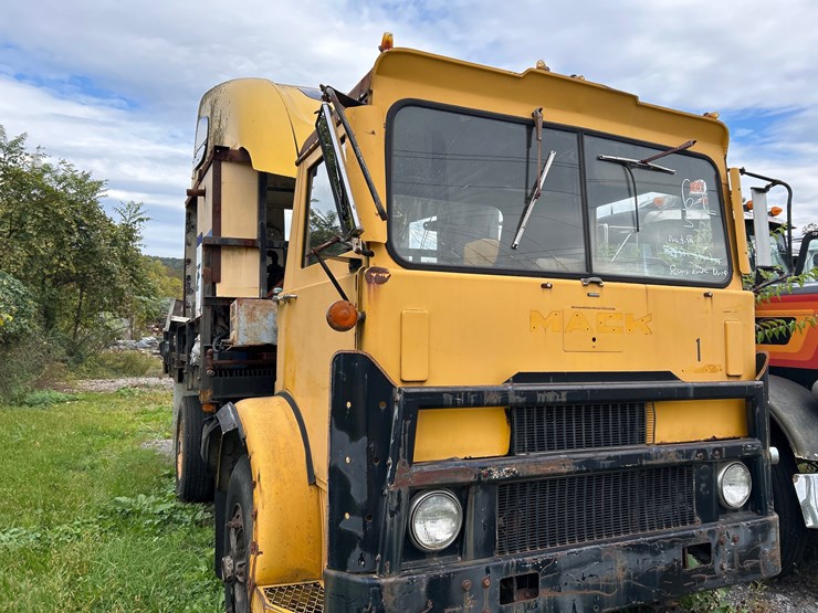 #69-•-mack-truck-mb-yard-truck-image-2