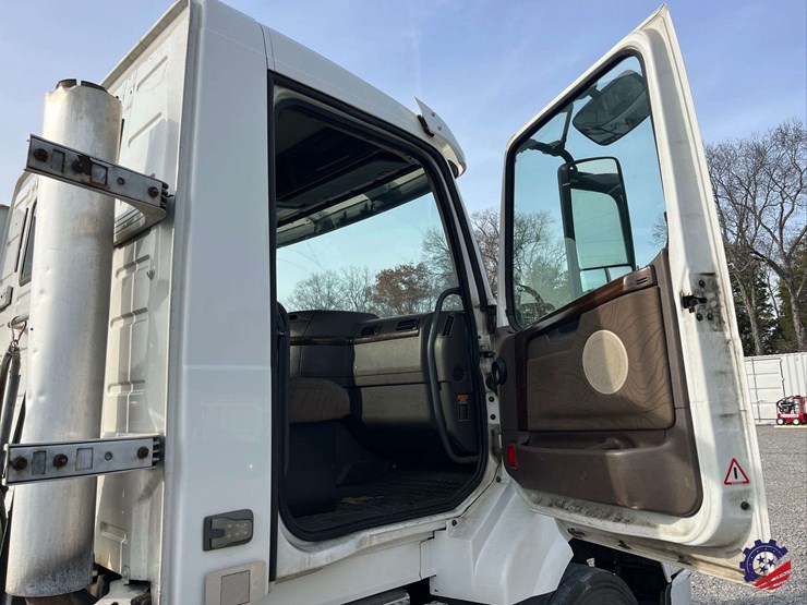 2016-volvo-d11-s/a-truck-tractor-image-45