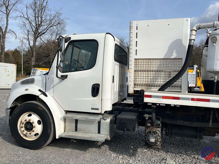 2005-freightliner-m2-business-class-s/a-water-truck-image-17