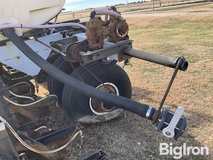 unverferth-8r30-fertilizer-applicator-image-16