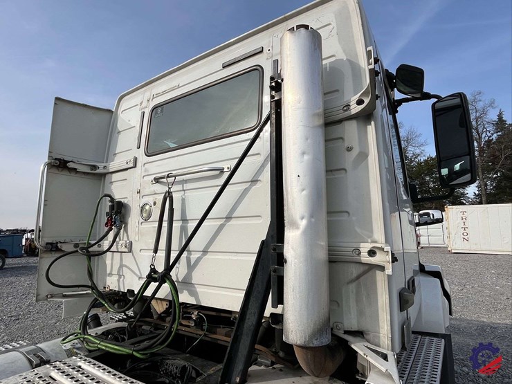 2016-volvo-d11-s/a-truck-tractor-image-33