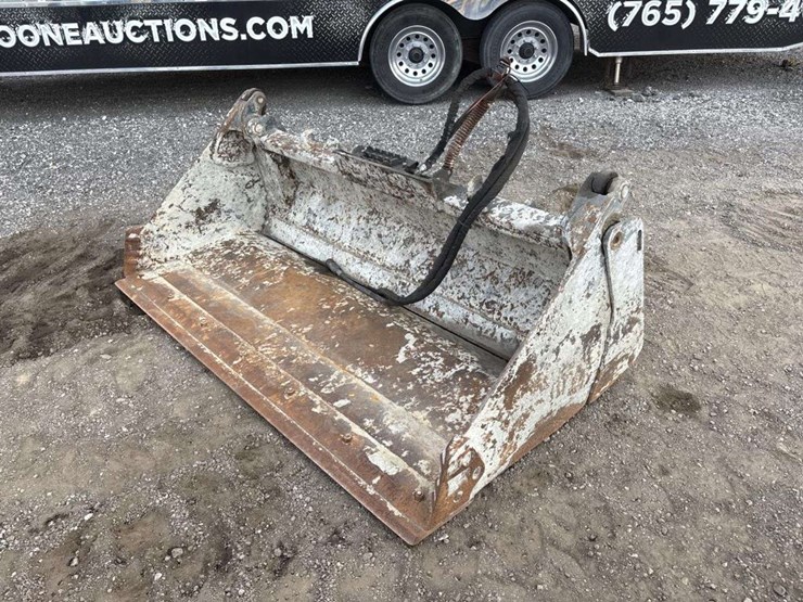 paladin-2016-4-way-hydraulic-skid-steer-bucket-image-1