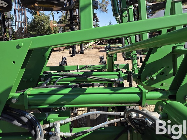 2014-john-deere-2210-image-11