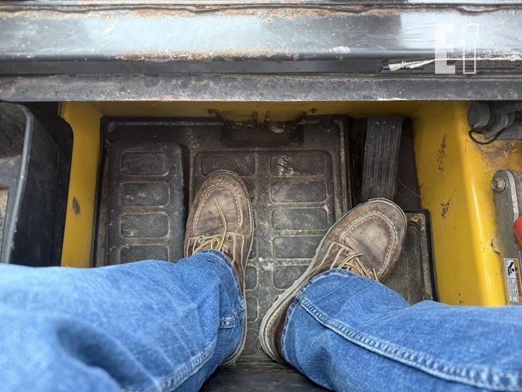 new-holland-l220-image-16