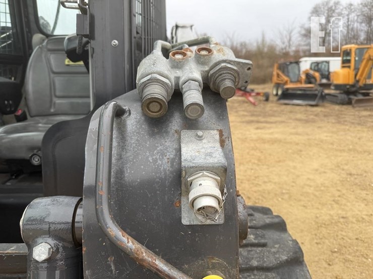 new-holland-l220-image-10