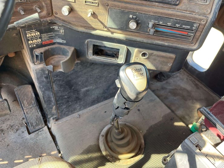 1995-freightliner-fld120-image-19