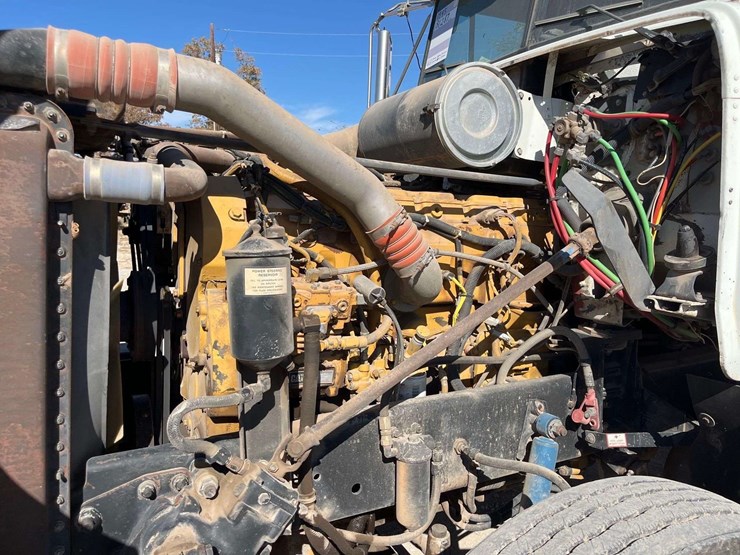 1995-freightliner-fld120-image-9