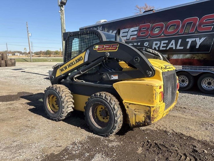 2012-new-holland-l225-image-2