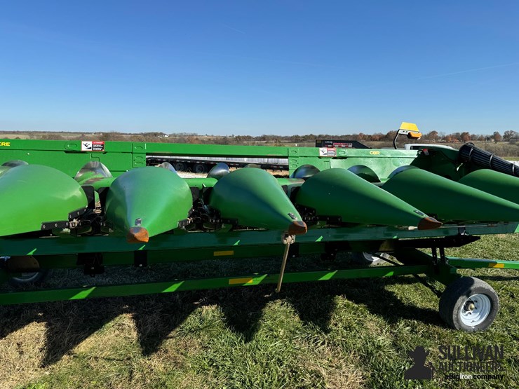 2022-john-deere-c8r-image-11