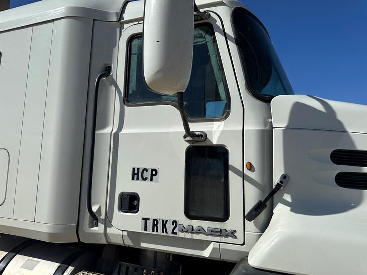 #33701-•-2011-mack-cxu-sleeper-truck-tractor-1m1aw09y4bm013132-image-44