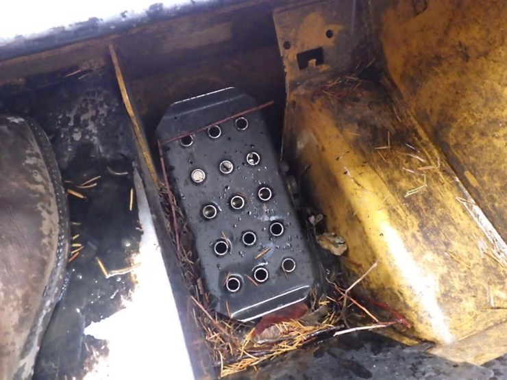 2011-deere-315-image-24