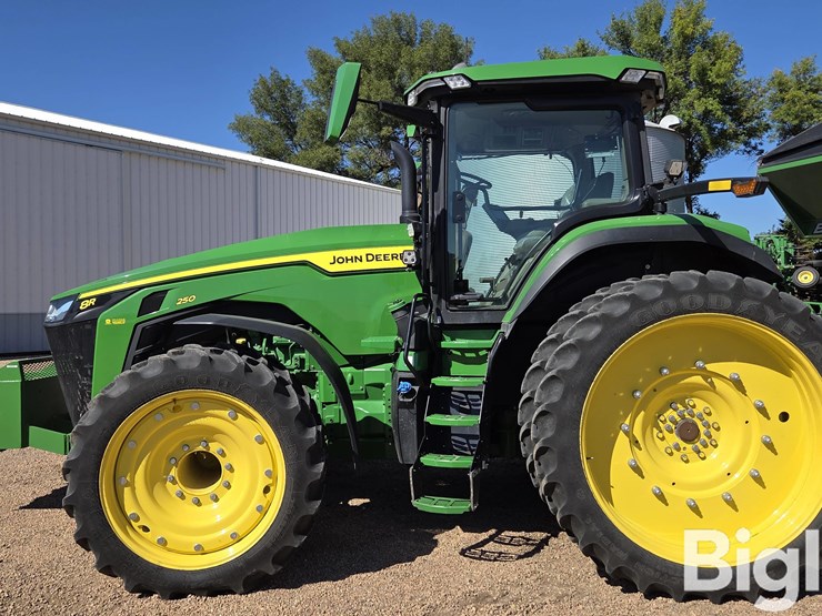 2021-john-deere-8r-250-image-8