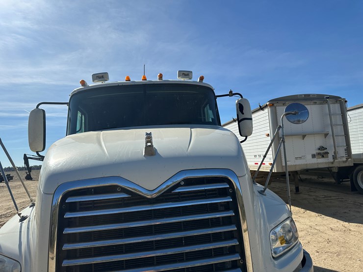 #33701-•-2011-mack-cxu-sleeper-truck-tractor-1m1aw09y4bm013132-image-40