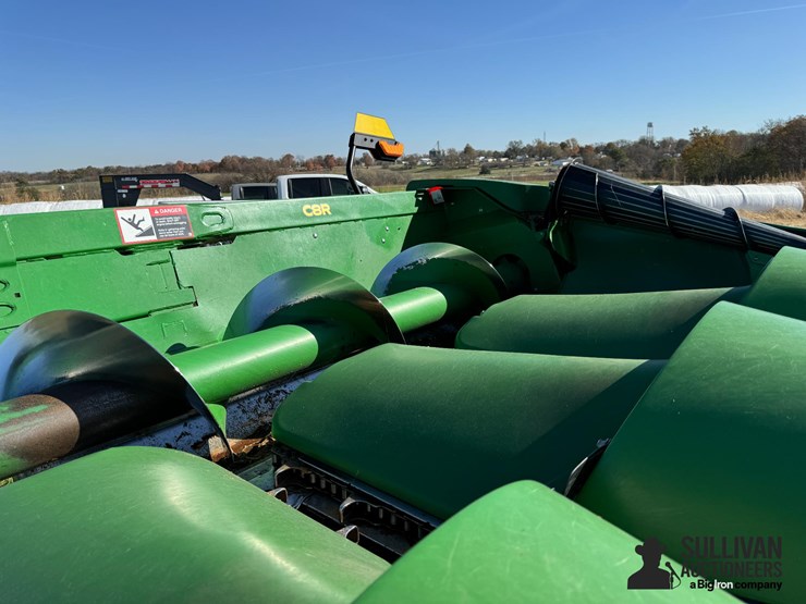 2022-john-deere-c8r-image-14