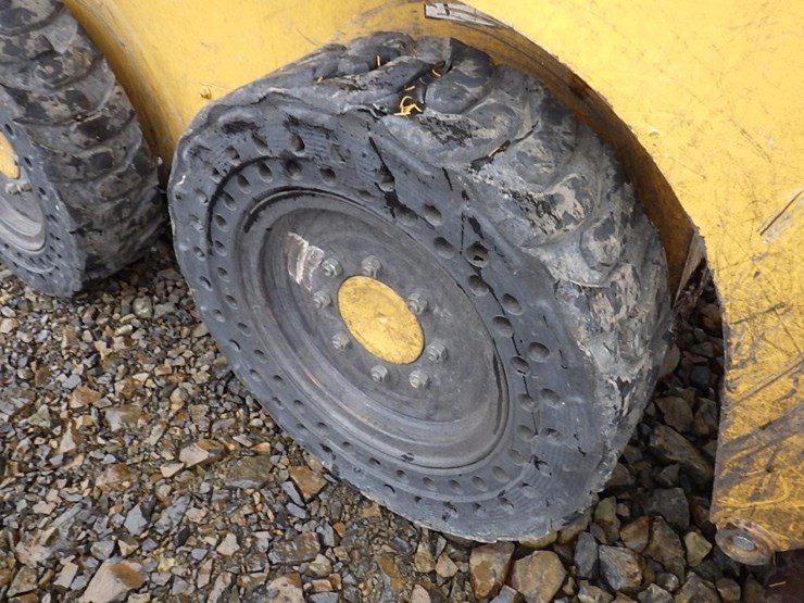 2011-deere-315-image-13