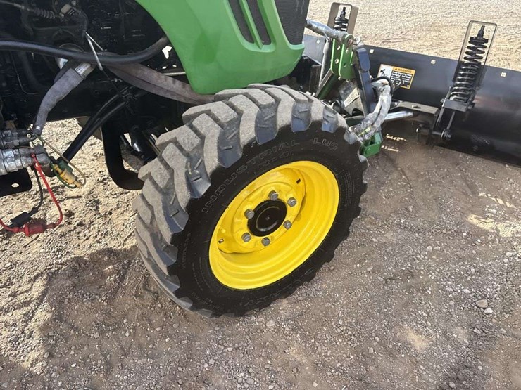 john-deere-3320-image-10