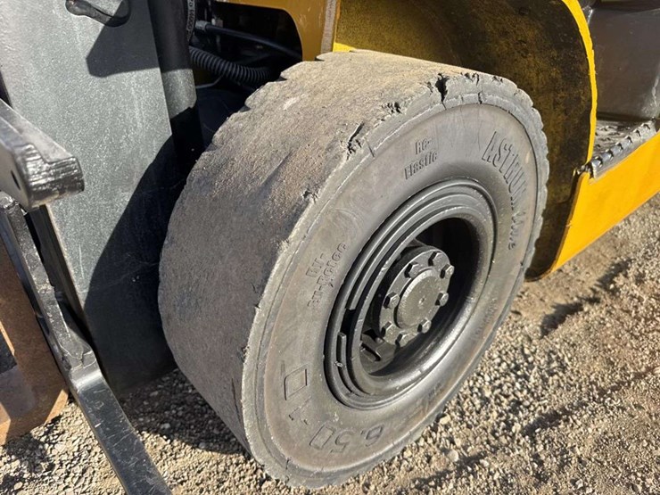 2016-yale-fork-lift-image-9